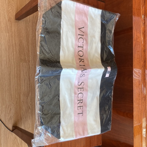 Bundle of Victoria’s Secret beach towel and beach bag - Picture 2 of 3